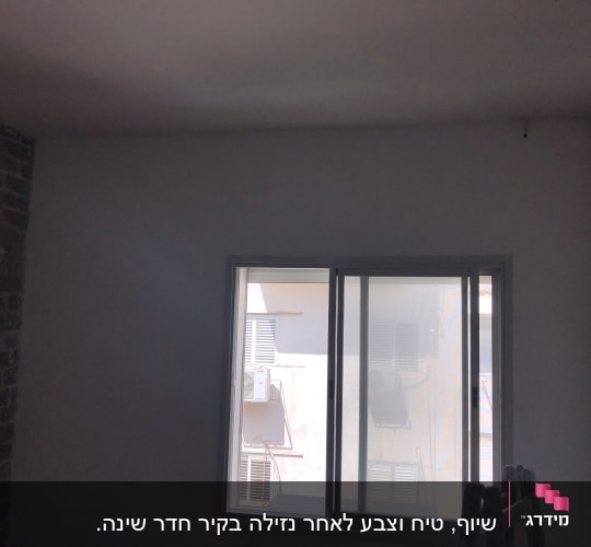 סולם ליד קיר צבוע בחדר